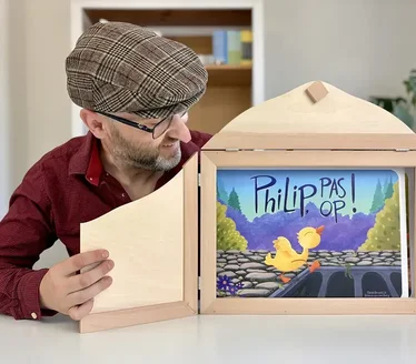 Kamishibai-man laat het verhaal Philip, pas op in een verteltheater zien