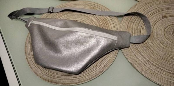 Sac banane en similicuir gris