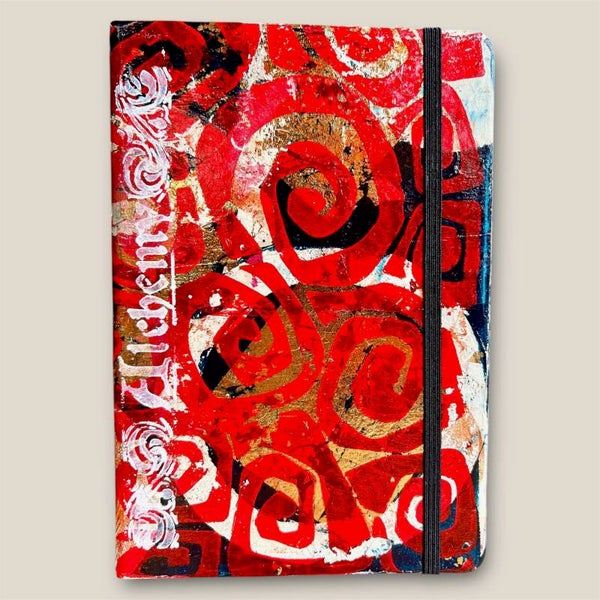 Alchemy een journal met handgeschilderde collage in goud, rood en wit