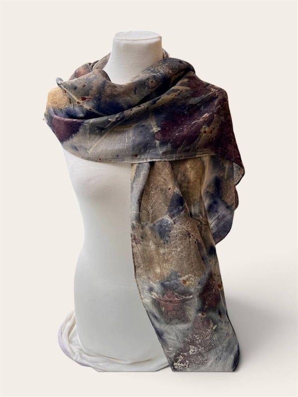 Zijden ecoprint-sjaal – diepblauw & aardetinten