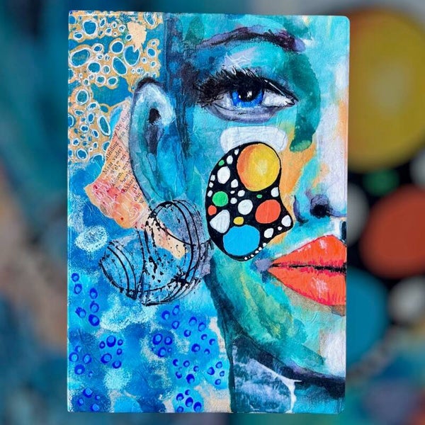 Echo is een journal met kleurrijk portret in blauw en collage-details