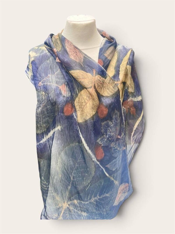 Zijden ecoprint-sjaal – blauwhout & gouden bladeren