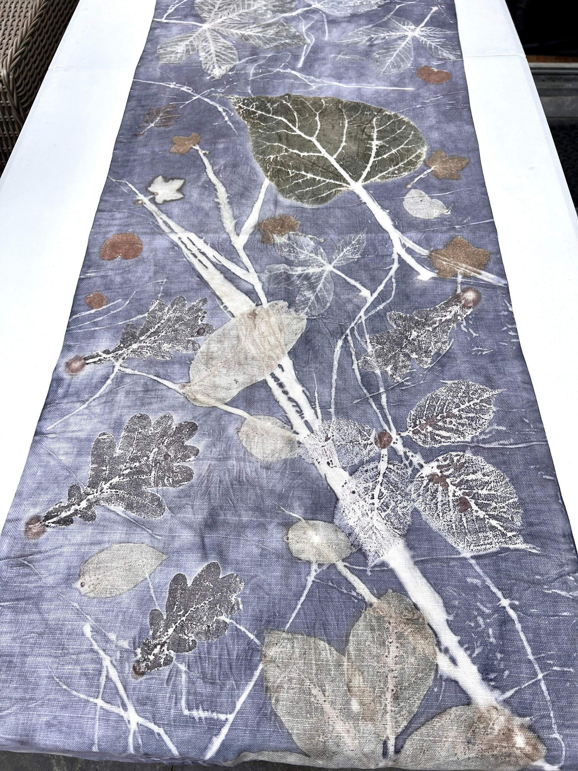 Katoenen ecoprint-tafelloper – trompetboom & diepe grijsblauwe tinten