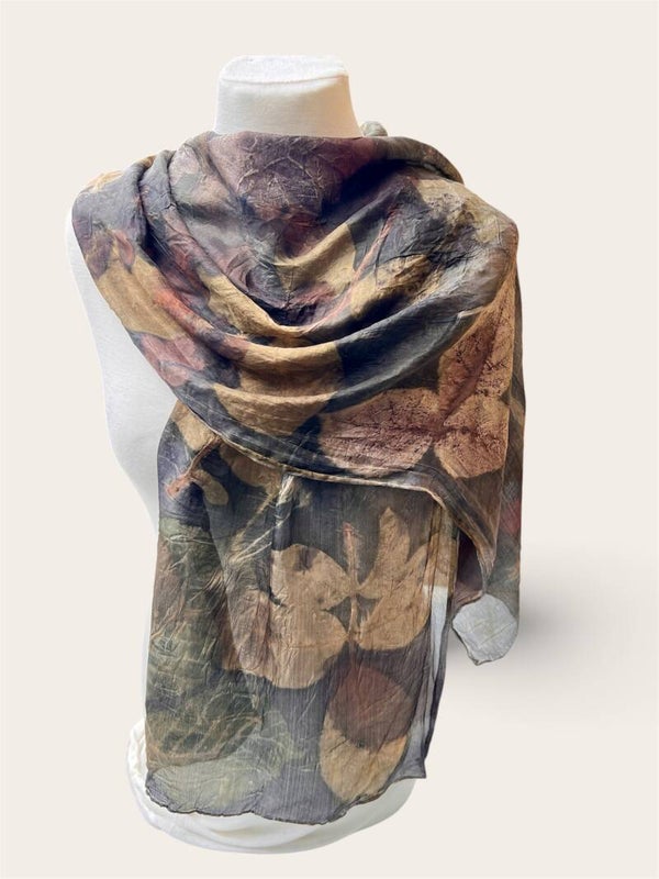 Zijden ecoprint-sjaal – blauwhout & warme bladprints