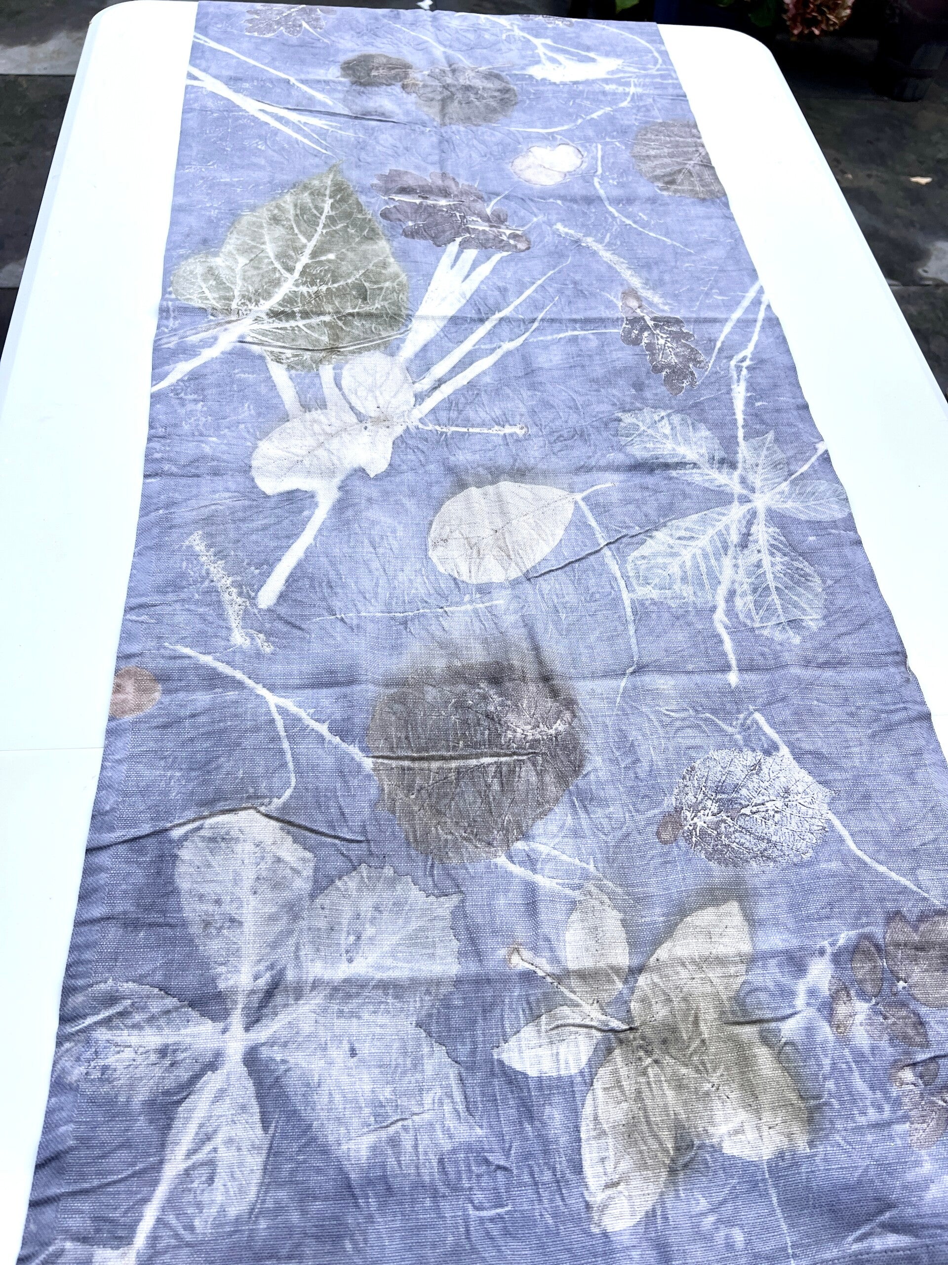 Katoenen ecoprint-tafelloper – blauwhout & zachte bladprints