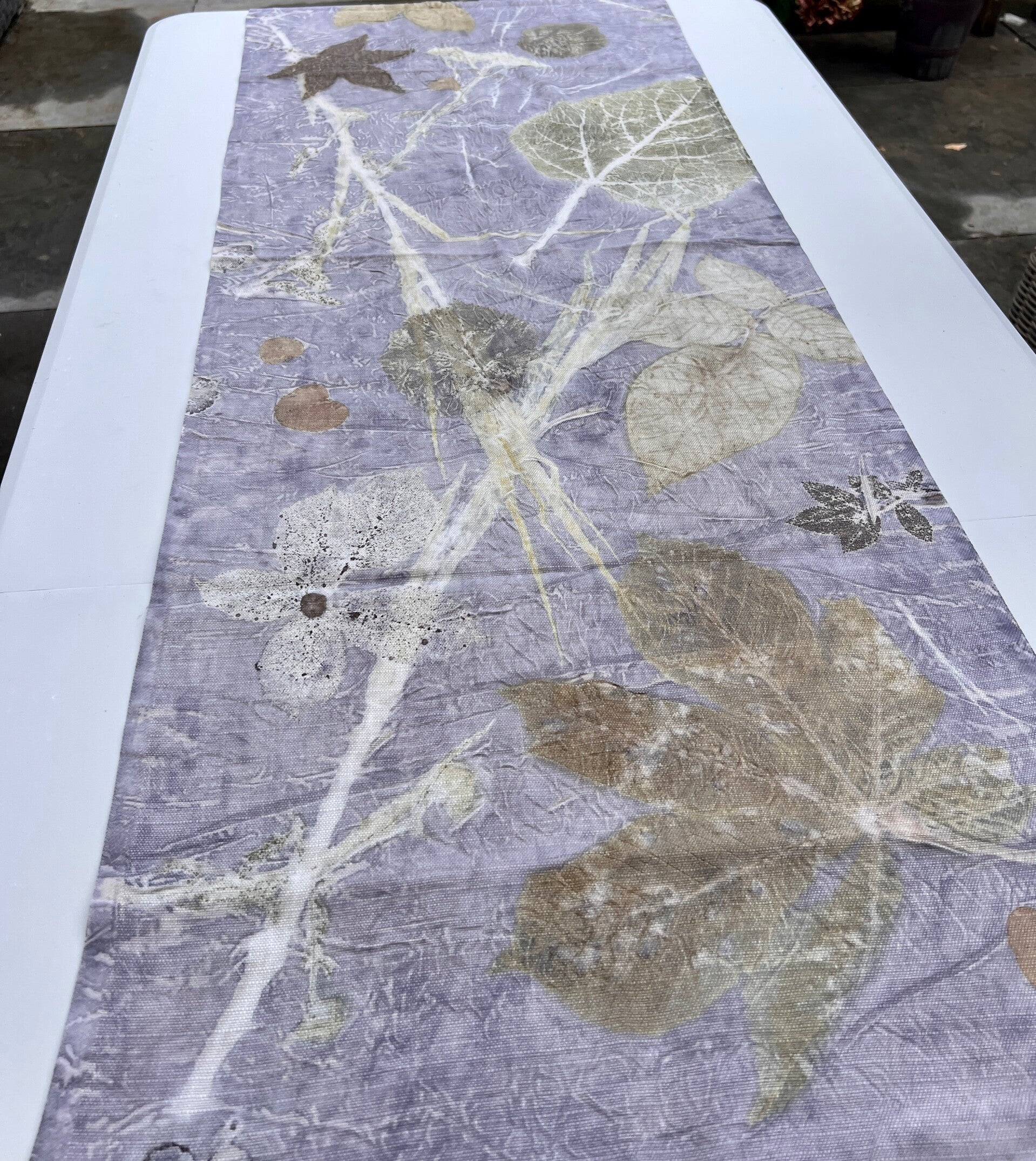 Katoenen ecoprint-tafelloper – zacht blauw-lila & warme bladtinten