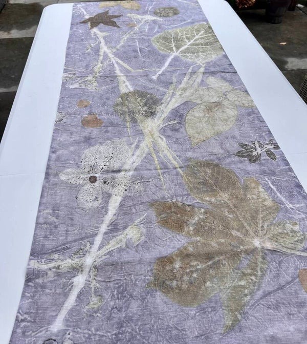 Katoenen ecoprint-tafelloper – zacht blauw-lila & warme bladtinten