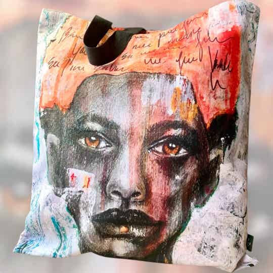 🔥 Tote bag ‘Scarlet Wisdom’ – Dubbelzijdig bedrukt & duurzaam