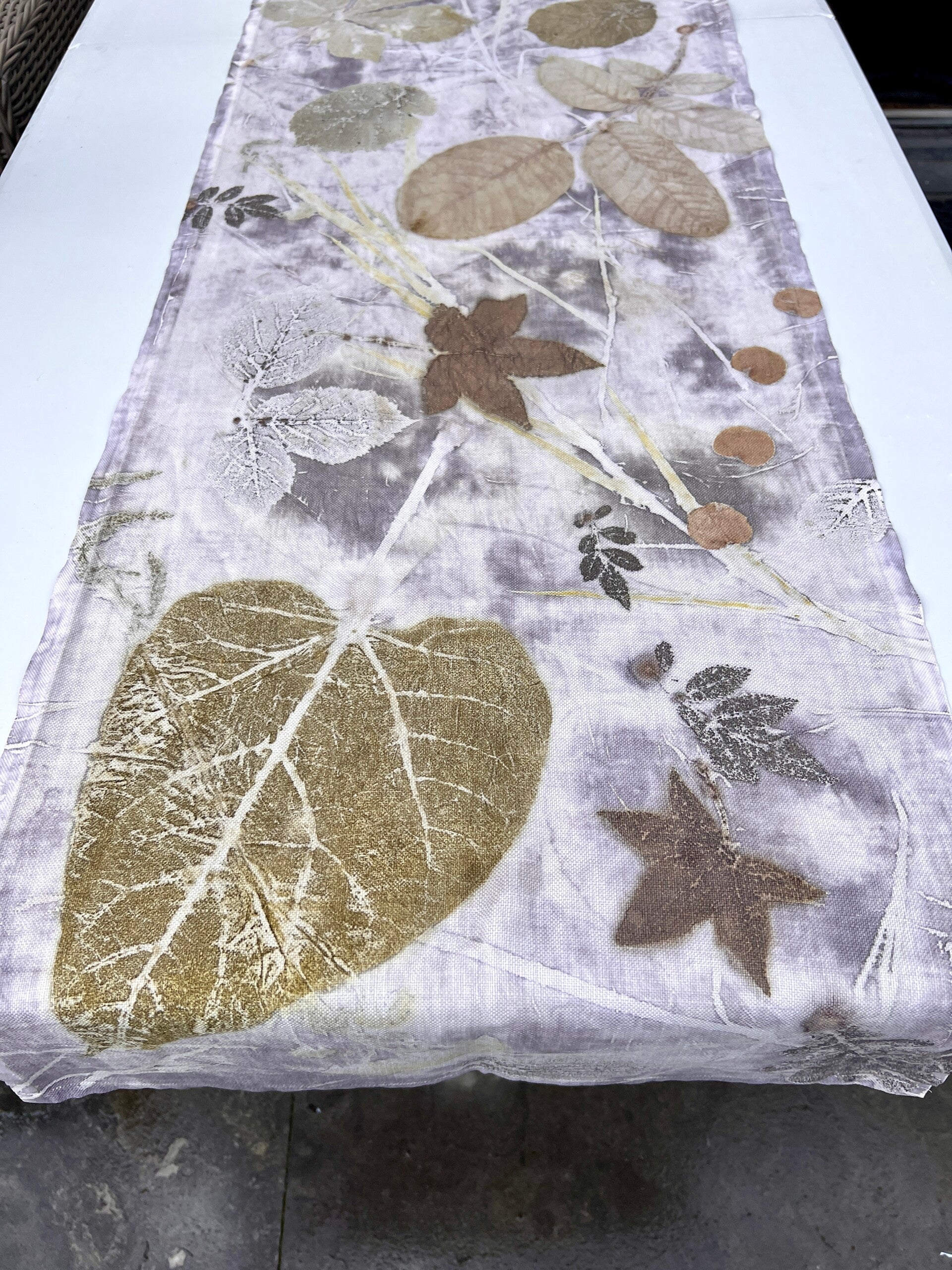 Katoenen ecoprint-tafelloper – zachte herfsttinten