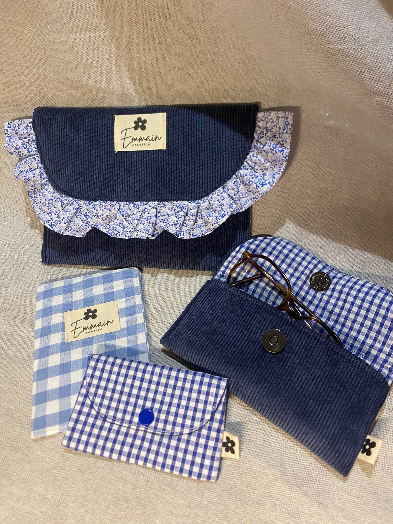 Ensemble de pochette, étui à lunettes, protège-passeport et porte-carte dans différentes teintes de bleu