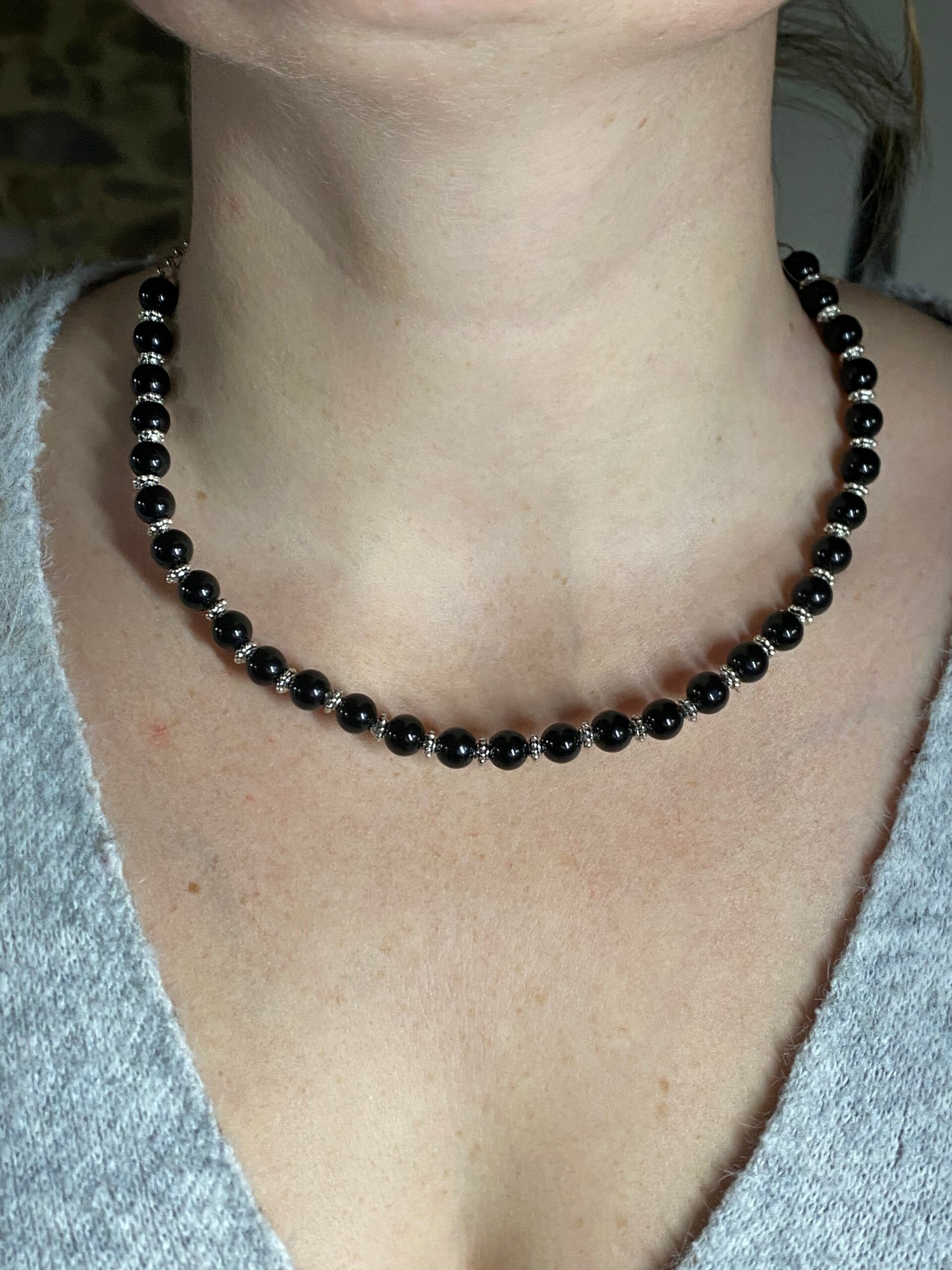 Collier noir argenté