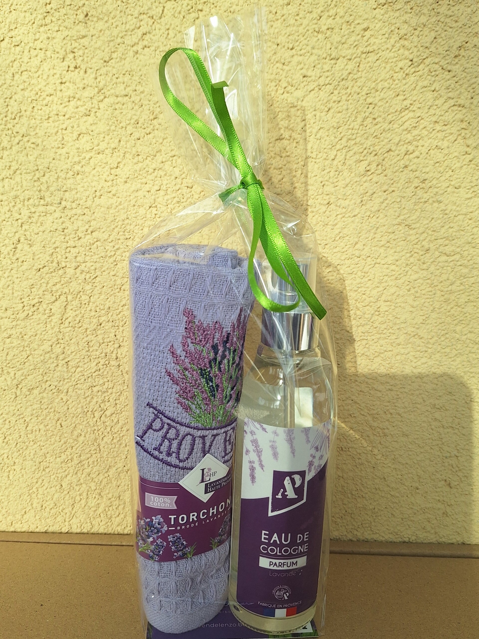 Geschenkje met biologische eau de cologne van lavendel 150 ml en blauw gastendoekje Provence