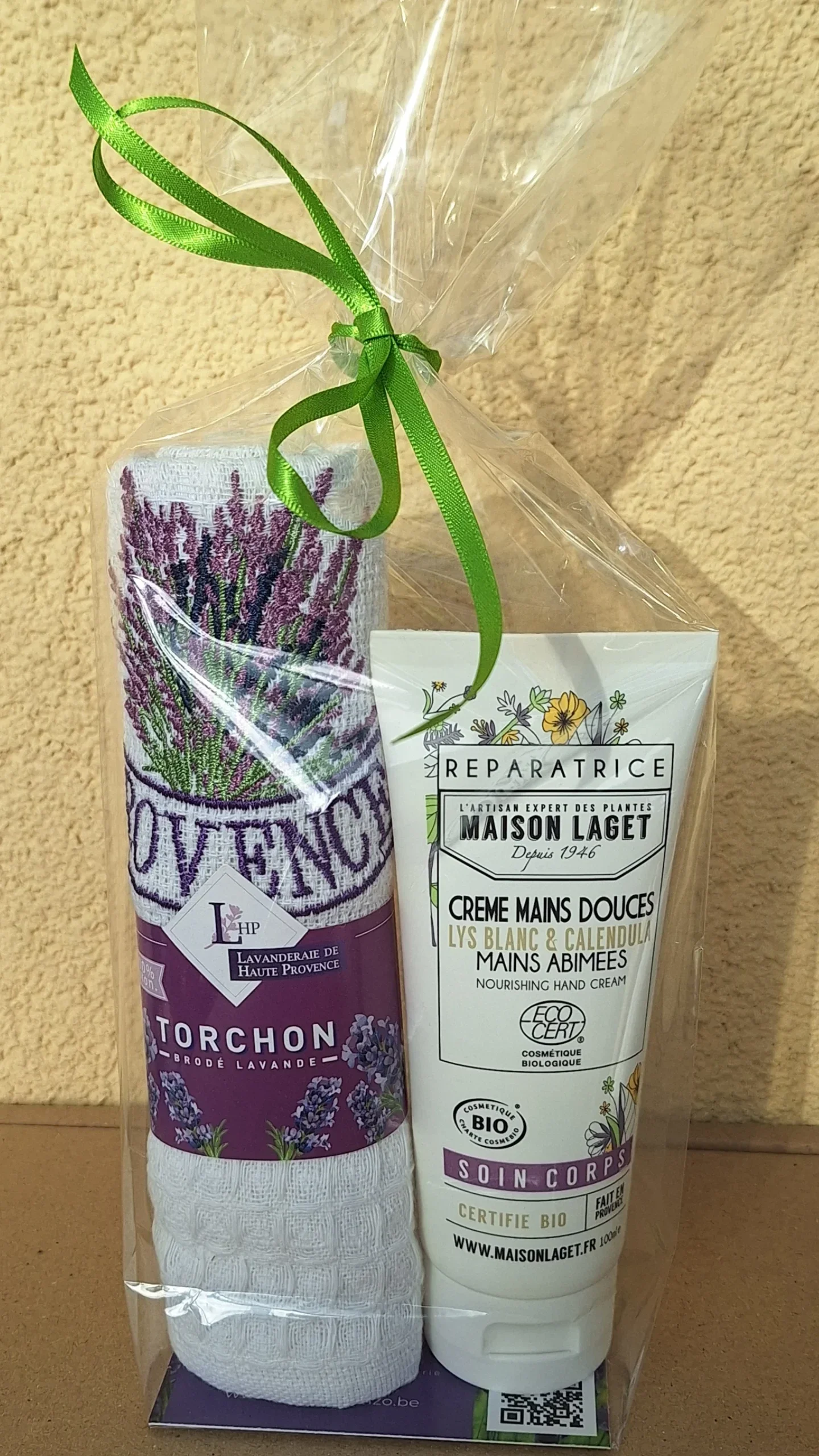 Geschenkje met biologische handcrème 100 ml en wit gastendoekje Provence