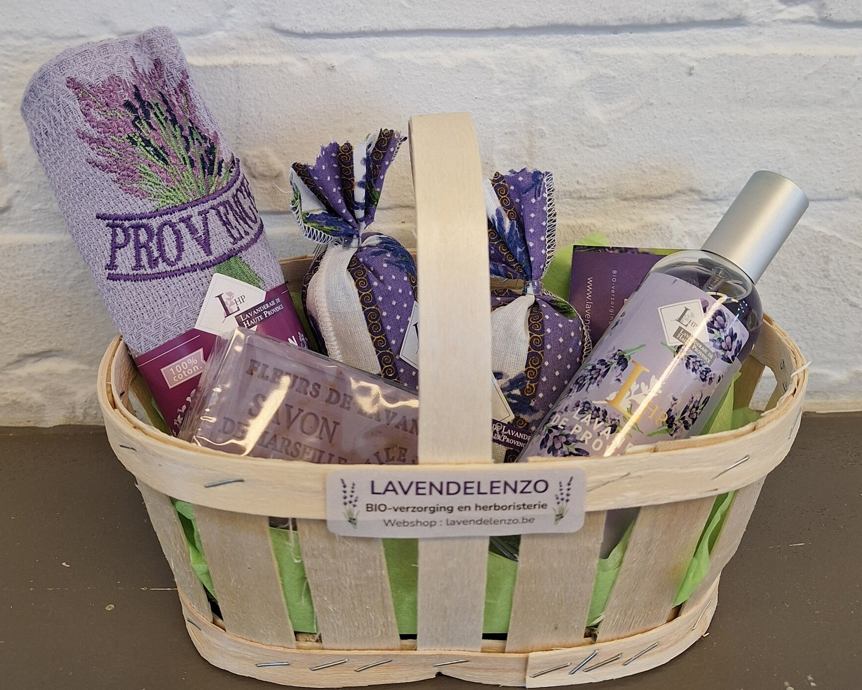 GESCHENKMANDJE LAVENDEL PROVENCE (1 huisparfum, 2 lavendelzakjes, 1 zeep, 1 handdoekje)
