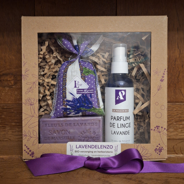 CADEAUBOX met LINNENPARFUM of HUISPARFUM , MARSEILLEZEEP lavendel en LAVENDELZAKJE blauw wit