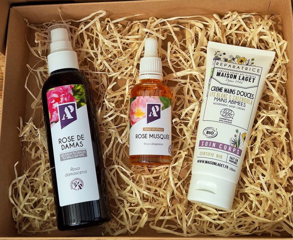 CADEAUBOX met BIO ROZENHYDROLAAT (Rosa Damascena) 200 ml, BIO ROZENBOTTELOLIE 50 ml en BIO HANDCREME 100 ml CREME  en 1 lavendelzakjes 18 gr