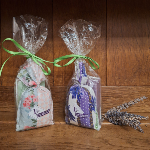 Geschenkje Marseillezeep en lavendelzakje in cellofaan