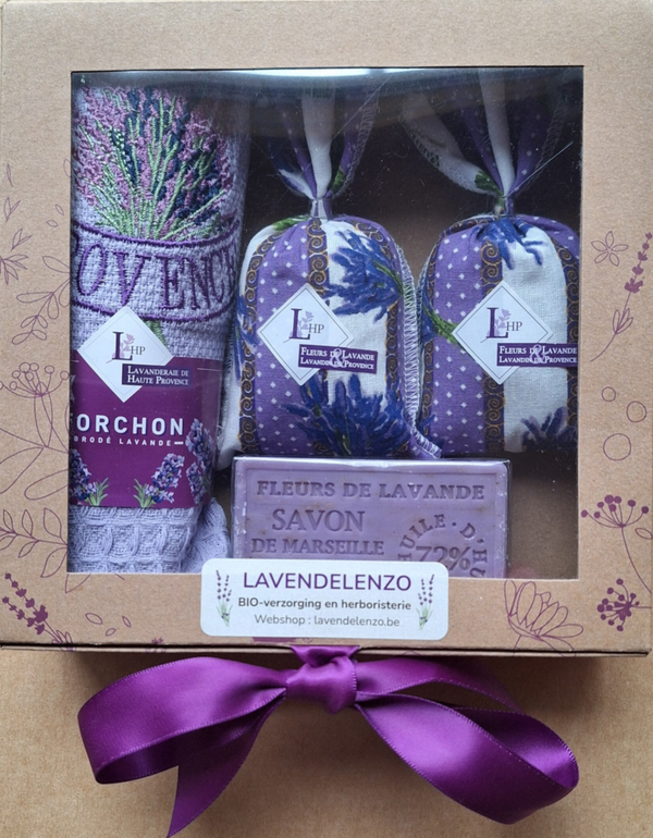 CADEAUBOX met lint,  1 gastendoekje blauw, 2 lavendelzakjes 18 gr blauw/wit en 1 Marseillezeep lavendel
