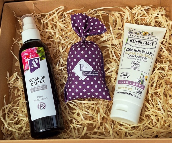 CADEAUBOX met BIO ROZENHYDROLAAT (Rosa Damascena) 200 ml, 1 BIO HANDCREME  en 1 lavendelzakje 18 gr