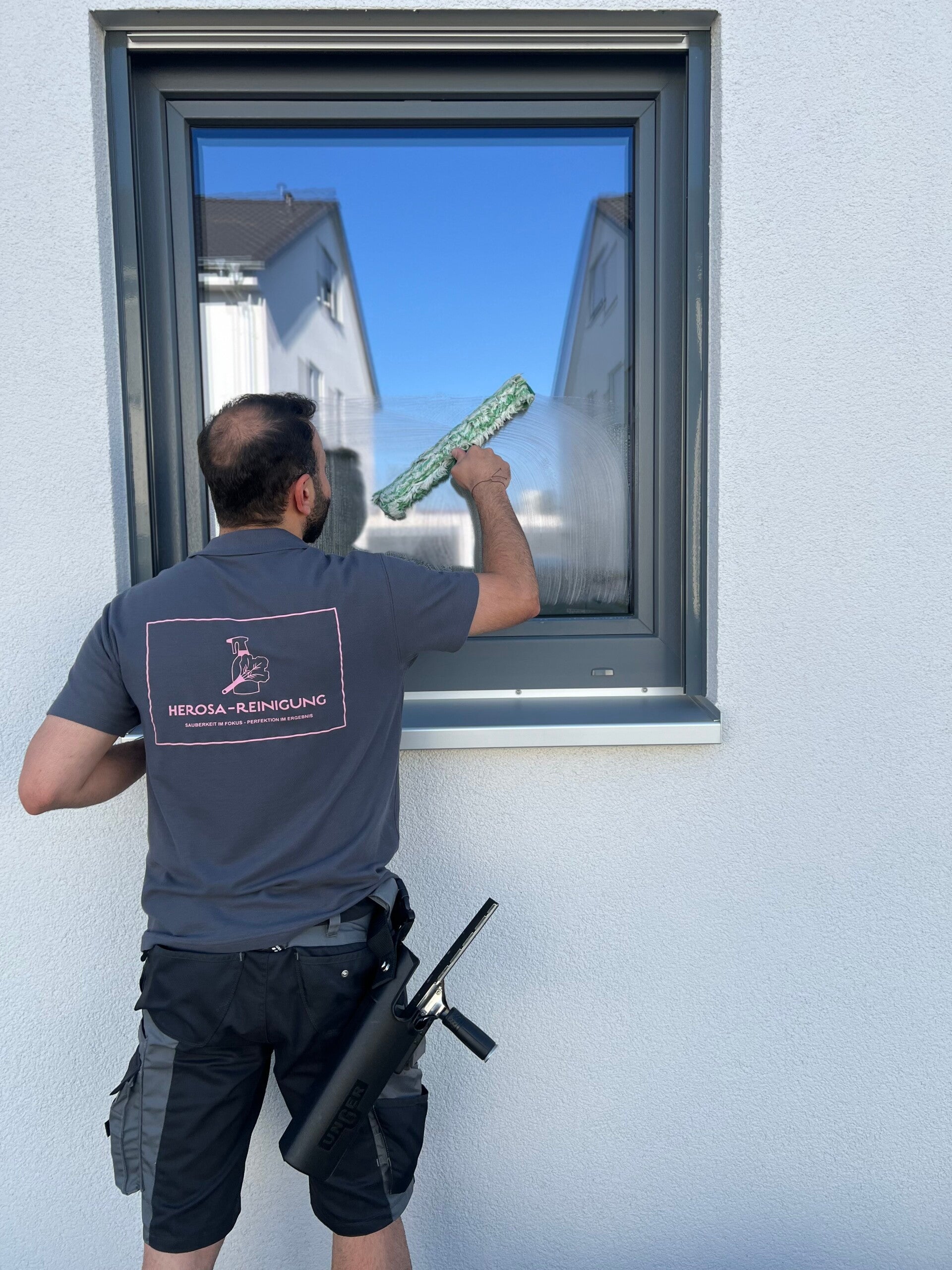 Professionelle Glas- und Fensterreinigung durch HEROSA Facility Services an einem Gewerbeobjekt