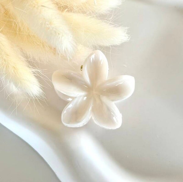 Lily hairclip marble white small