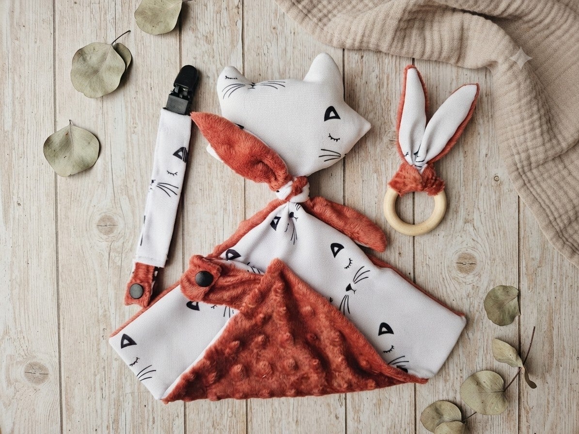 Lot Doudou , attache-tétine et hochet Chat