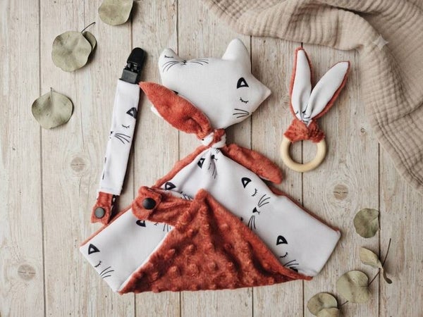 Lot Doudou , attache-tétine et hochet Chat