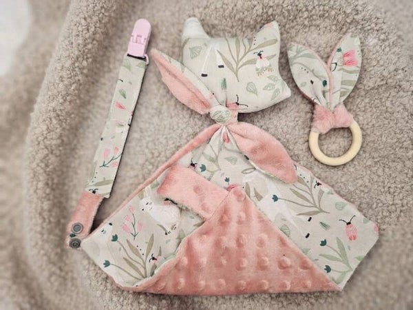 Lot Doudou , attache-tétine et hochet Biche