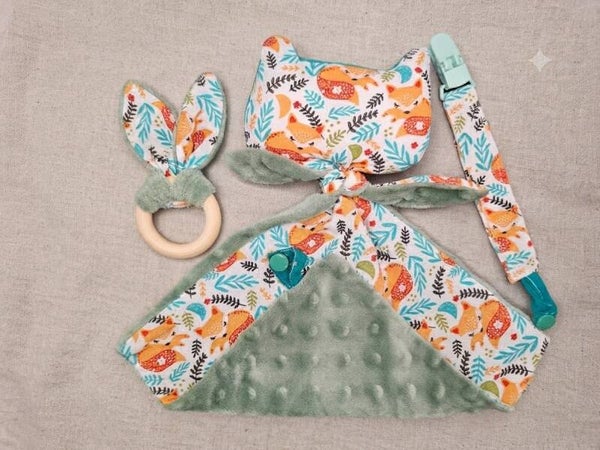 Lot Doudou , attache-tétine et hochet Renard