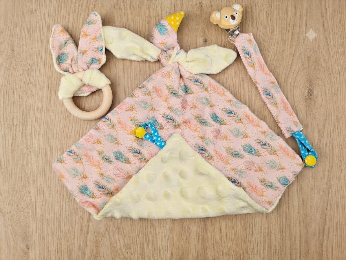 Lot Doudou , attache-tétine et hochet Plume