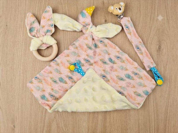 Lot Doudou , attache-tétine et hochet Plume