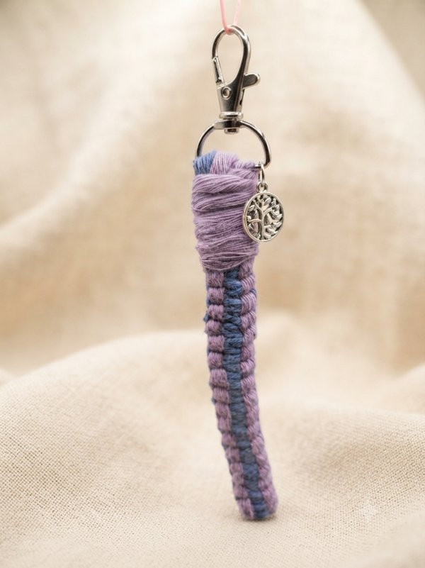Porte clés en Macramé bleu/ violet