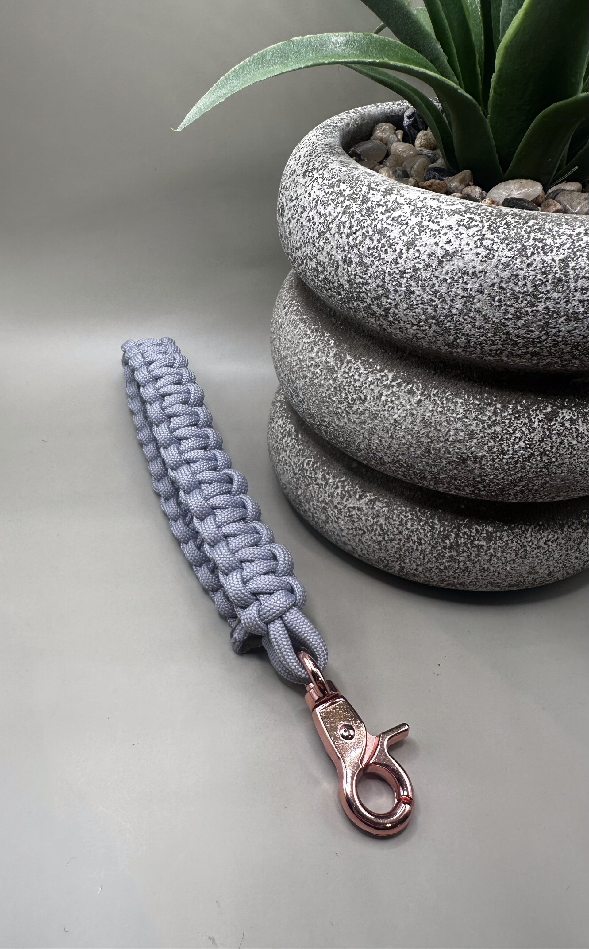 Small Keycord Feather grijs