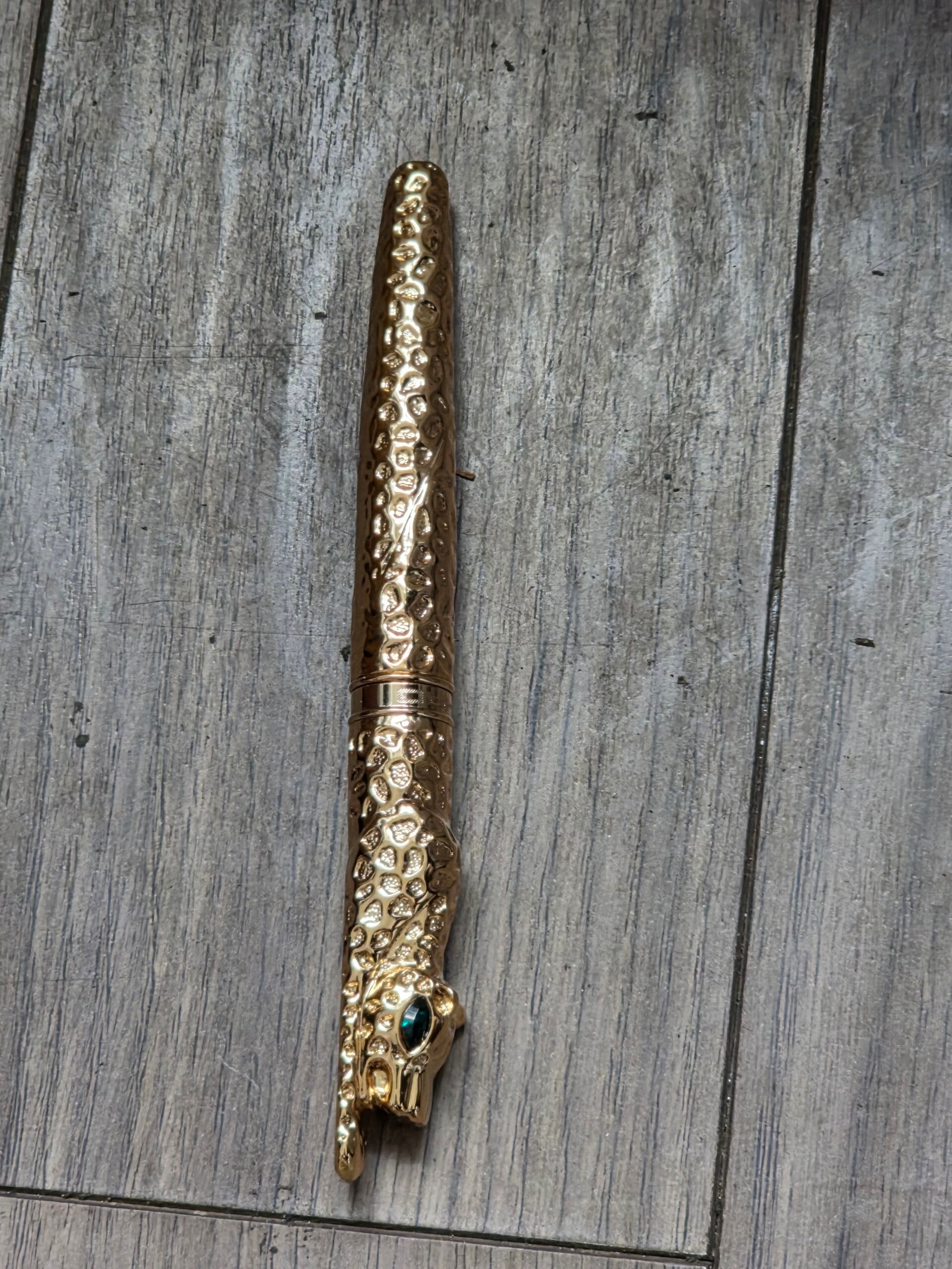 Luxury Gold colored metal leopard ink pen