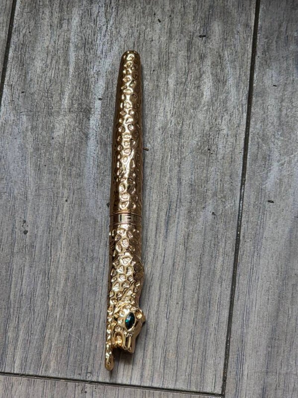 Luxury Gold colored metal leopard ink pen