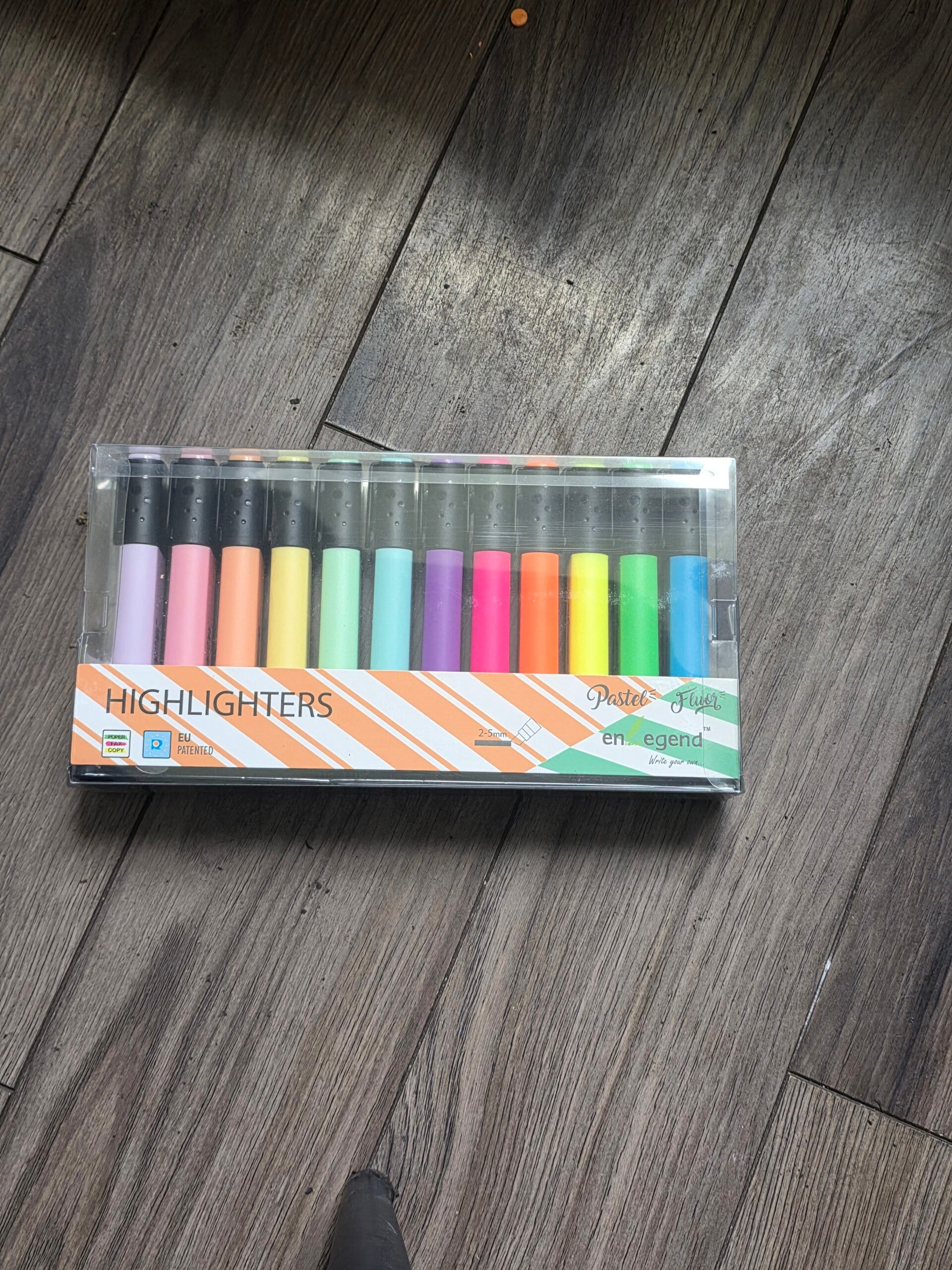 12 color flat square shaped marker set