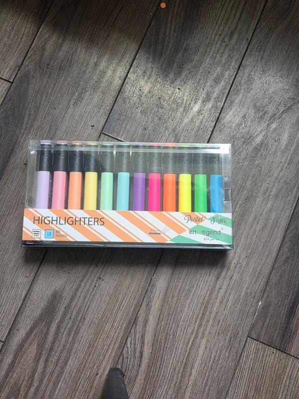 12 color flat square shaped marker set