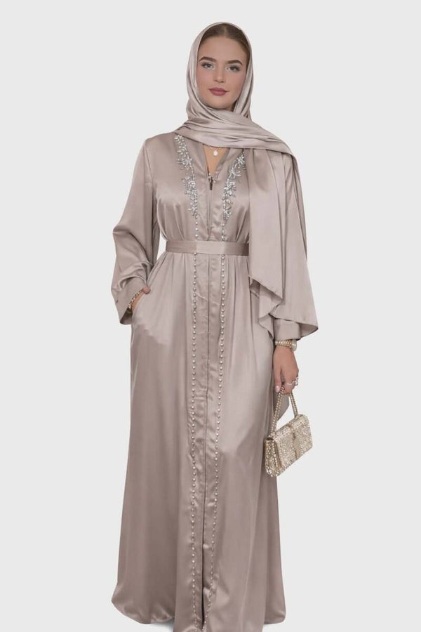 Abaya satinée taupe avec hijab assorti – Élégante et chic