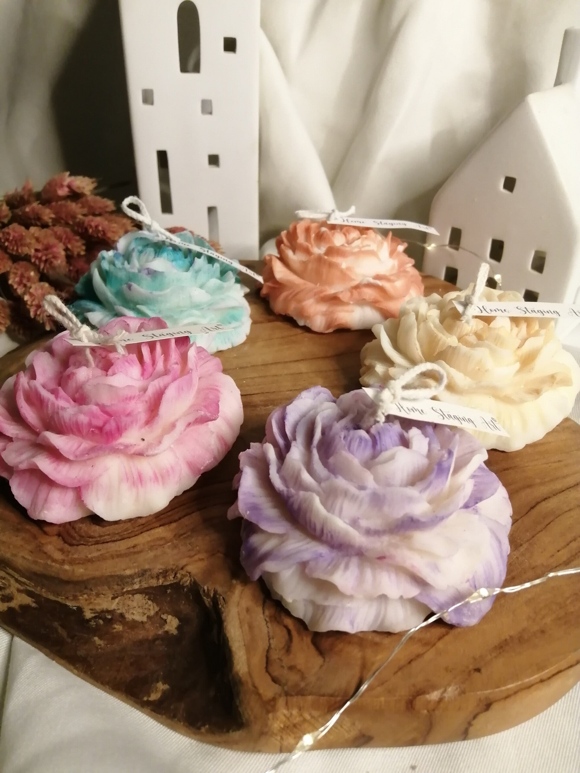 Découvrez notre collection de bougies décoratives uniques en forme de fleurs, de lutins, de sapins, de Père Noël, de cadeaux, d’étoiles, de flocons, et bien d’autres. Apportez une touche de magie à votre décor et créez une ambiance festive.” Parfait pour 