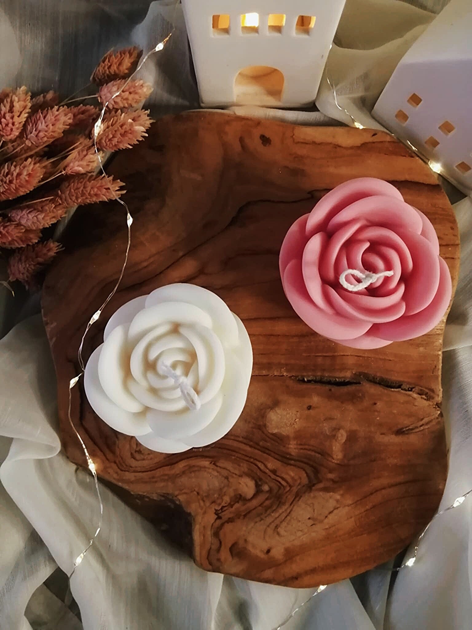 Découvrez notre collection de bougies décoratives uniques en forme de fleurs, de lutins, de sapins, de Père Noël, de cadeaux, d’étoiles, de flocons, et bien d’autres. Apportez une touche de magie à votre décor et créez une ambiance festive.” Parfait pour 