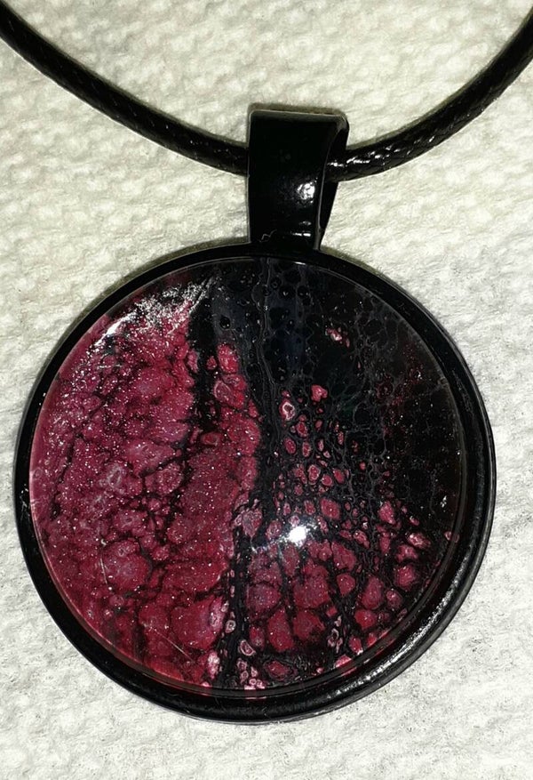 Black round necklace