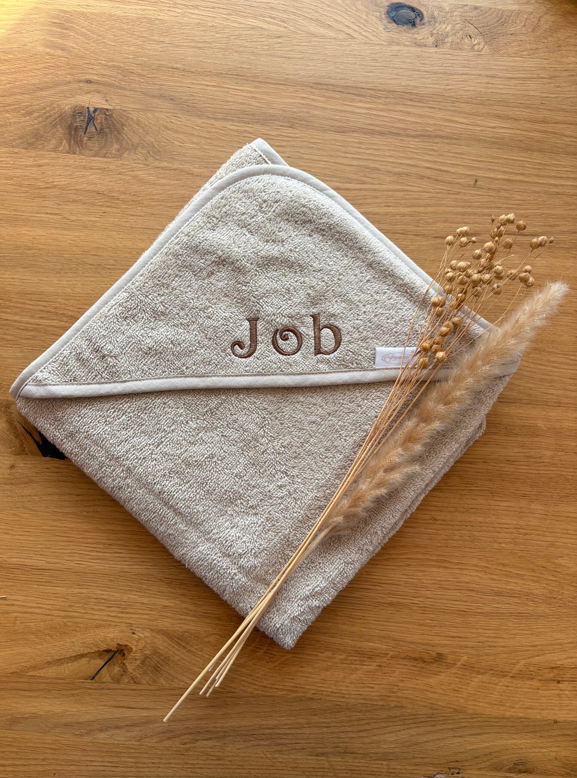 Zandkleurige badcape met de naam Job geborduurd in de kleur bruin.