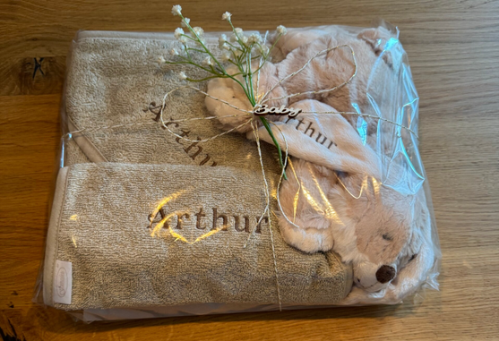 Gepersonaliseerd kraamcadeaupakket met naam, bestaande uit een badcape, knuffel konijn en slabbetje – professioneel gemaakt en uniek van Stitch for kids