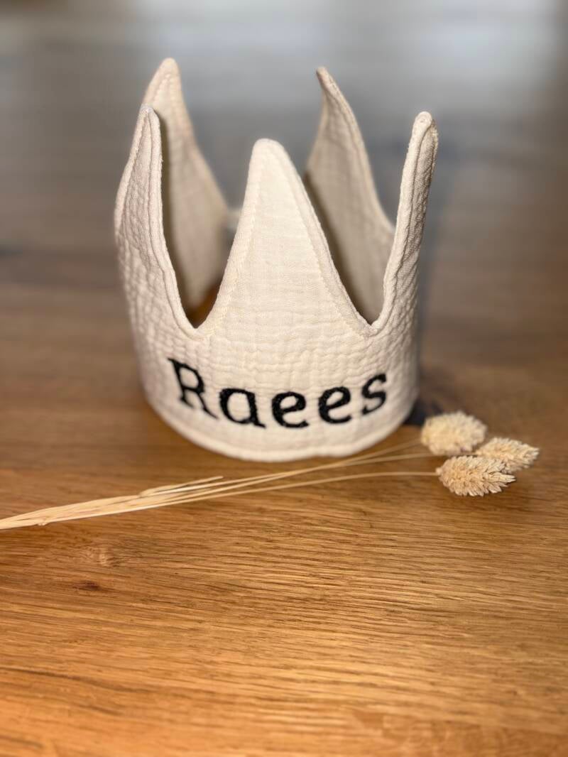 Verjaardagskroontje in de kleur ivory met zwarte letters geborduurde naam Raees