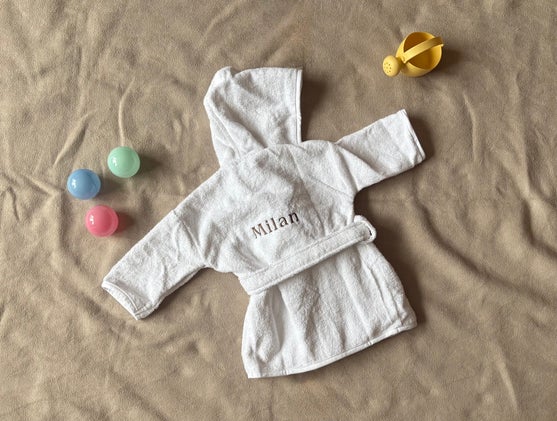Wit badjasje met geborduurde naam – gepersonaliseerd babycadeau van Stitch for kids