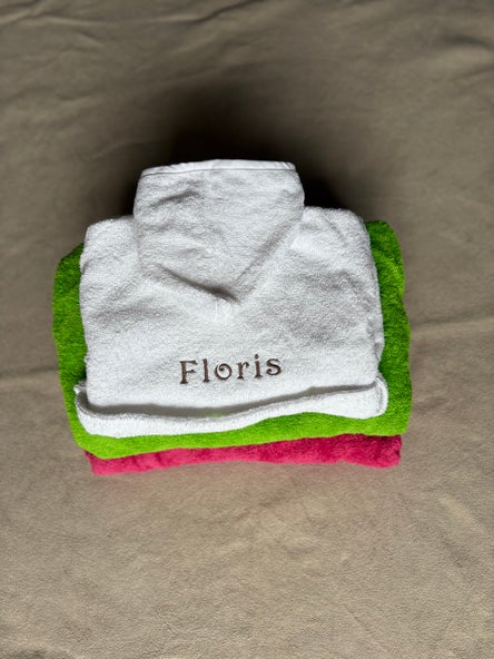 Badjas met naam, verkrijgbaar in wit, groen of roze bij Stitch for kids