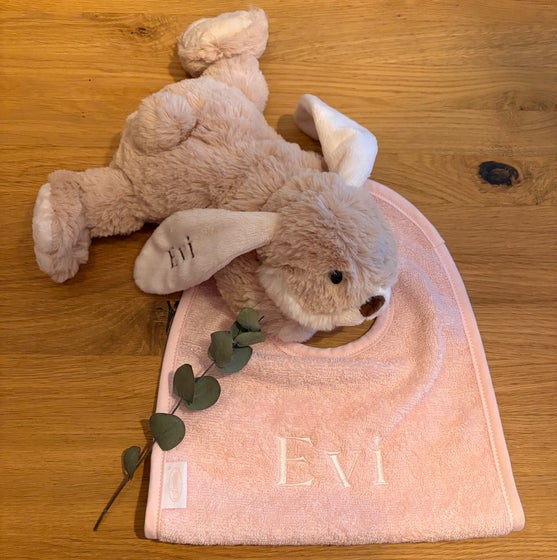 Bruin knuffel konijn met naam en roze slabbetje met geborduurde naam – gepersonaliseerde kraamcadeaus van Stitch for kids