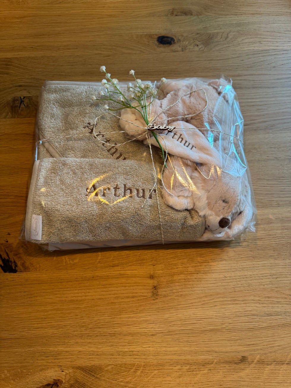 Gepersonaliseerd kraamcadeaupakket met naam Arthur, inclusief badcape met naam, slabbetje met naam en zacht knuffelkonijn – ideaal babycadeau met naam.