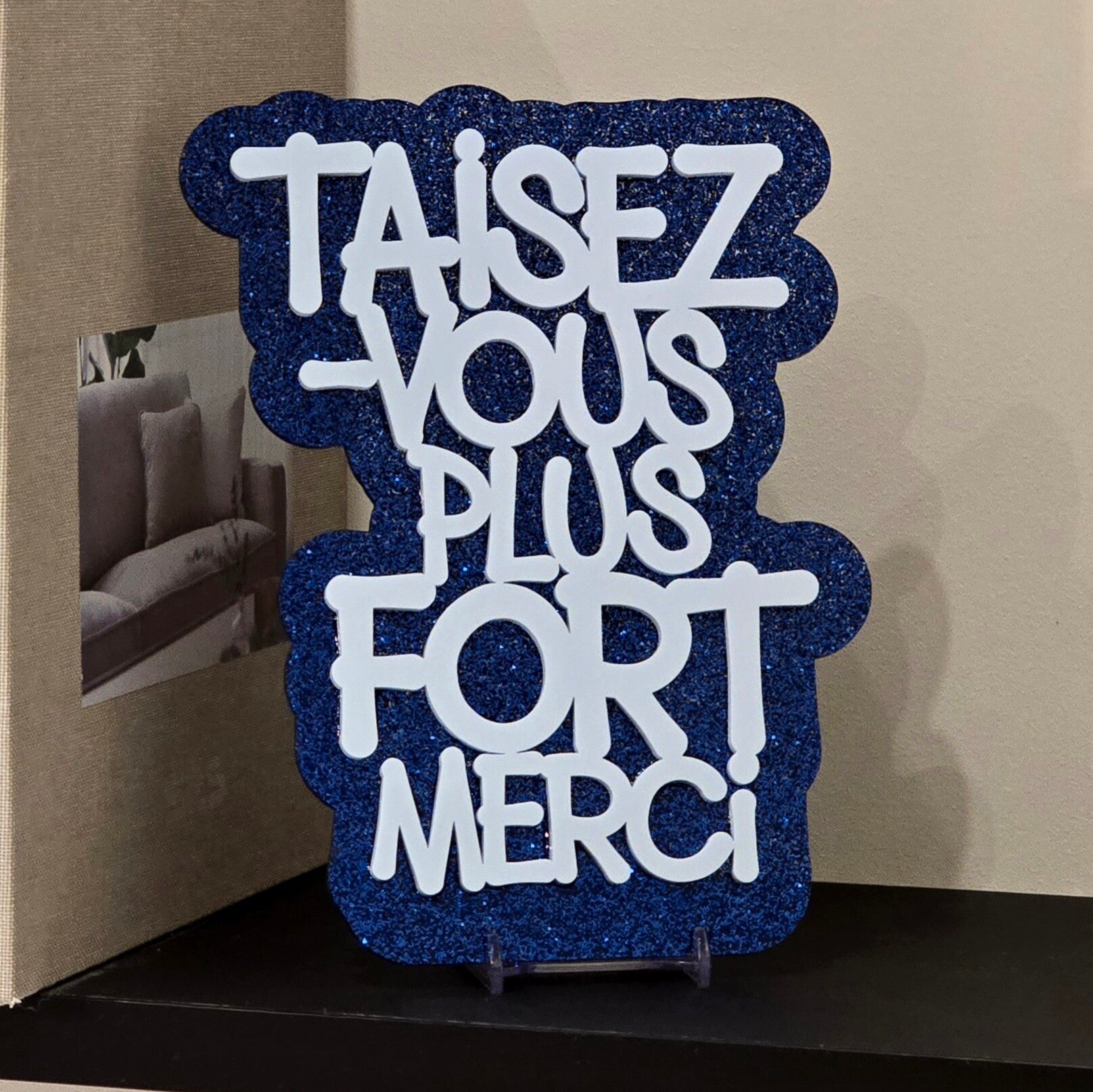 Taisez-vous plus fort! Merci