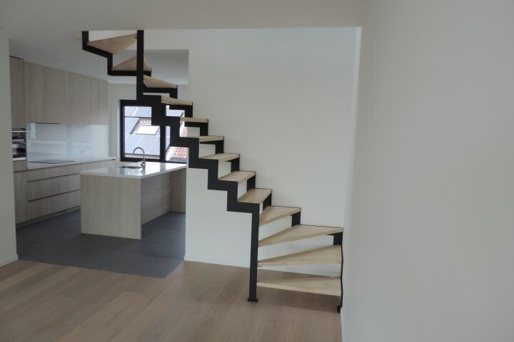 Stalen trap met masieve treden